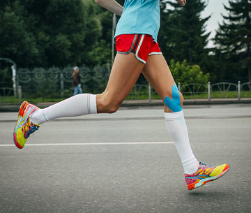 1000-woman-running-compression-socks